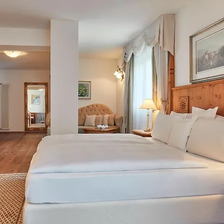 Hotel Table Corvara In Badia Exterior photo